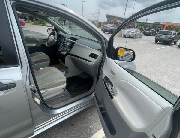 Toks Toyota Sienna 2011 In Lekki,Lagos