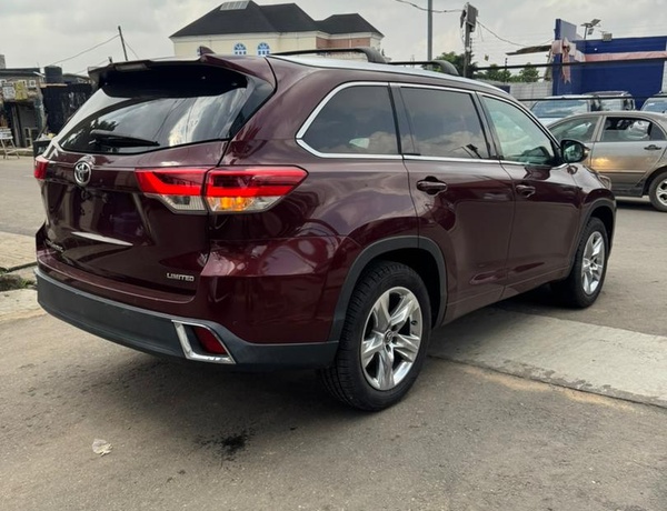 Foreign Used 2018 Toyota Highlander for Sale In Lagos