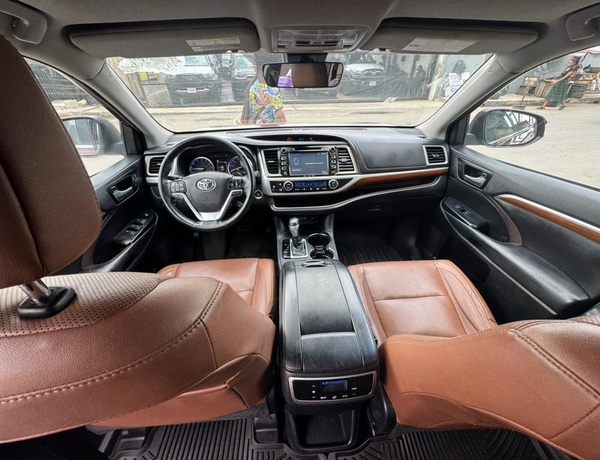 Foreign Used 2018 Toyota Highlander for Sale In Lagos