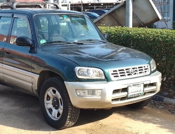 Toyota RAV4 Automatic 2000 Green In Lagos