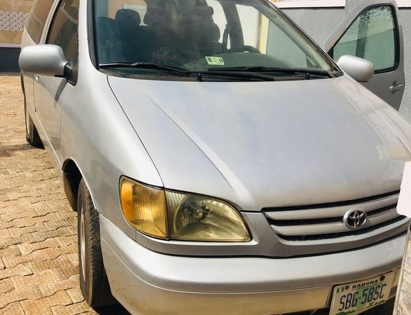 Toyota Sienna 2000 Model