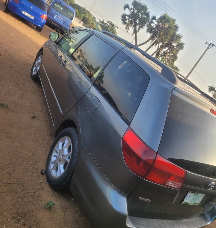 Toyota Sienna 2006 image