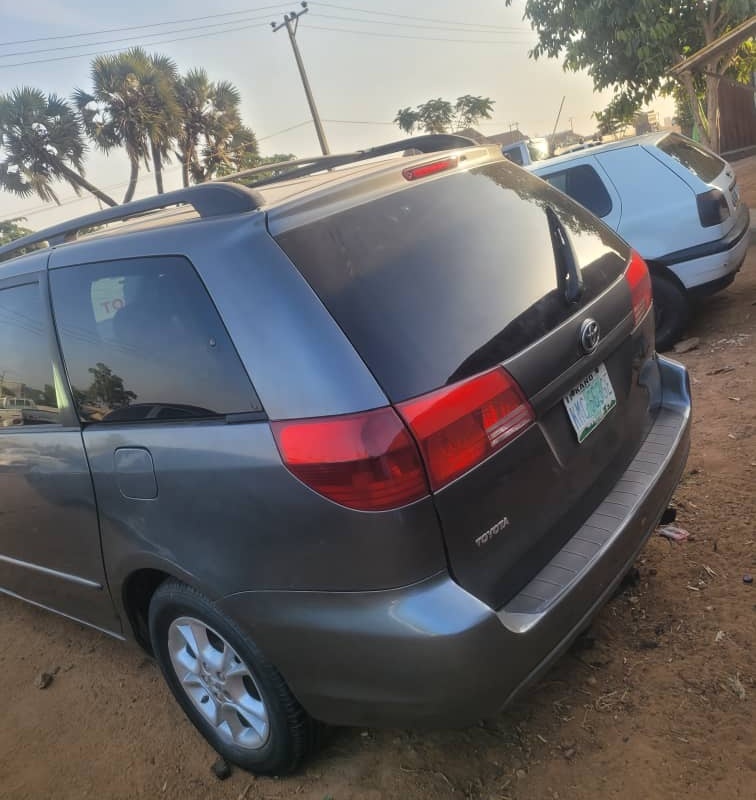 Toyota Sienna 2006 image