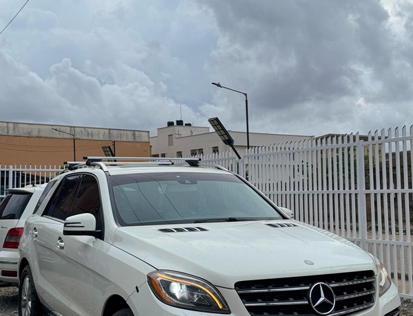 AN EXTREMELY CLEAN 2013 ML350 FIRST BODY  FULLEST OPTION (SE)