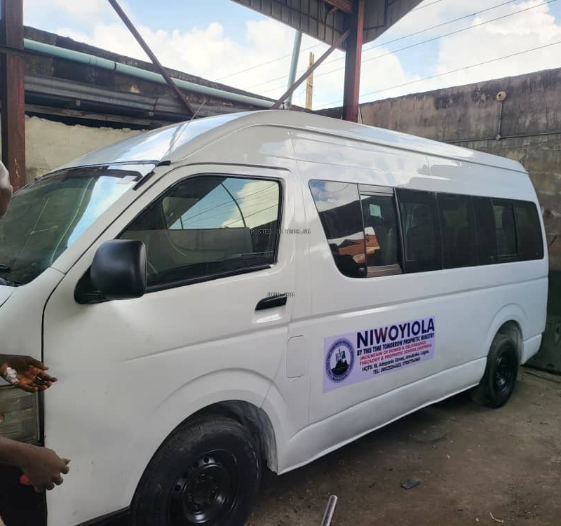 Clean Toyota Hiace Good working condition Buy & drive image