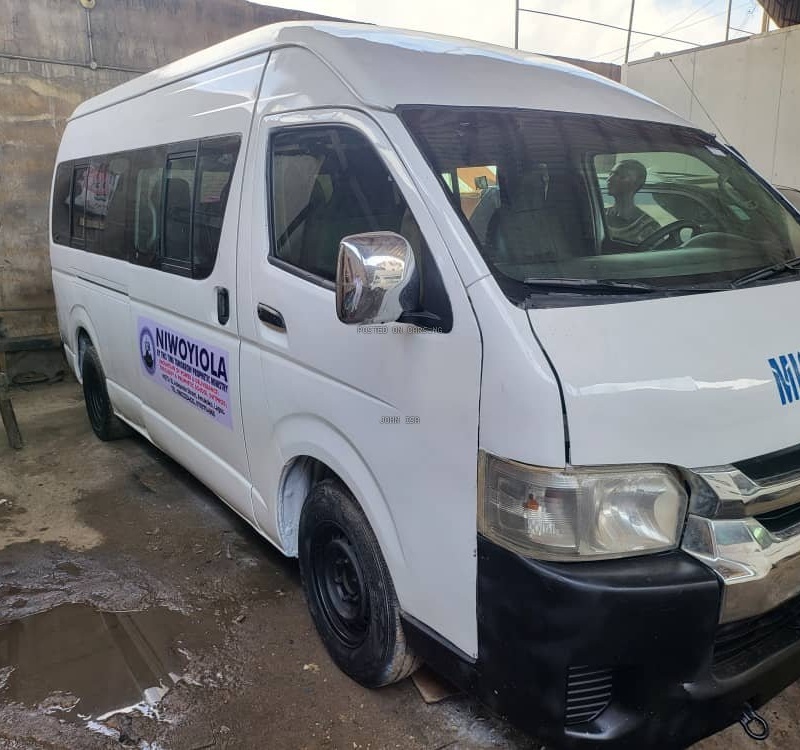 Clean Toyota Hiace Good working condition Buy & drive image