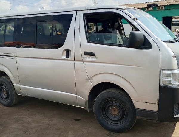 Toyota Hummer 2013 1 MANUAL GEAR for Sale In Lagos