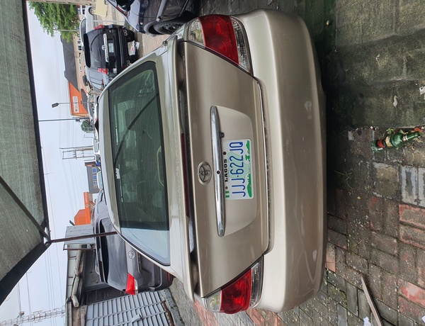 Toyota Camry 2005 (gold) In Lagos