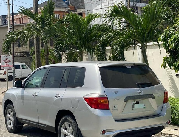 Toyota Highlander 2012 (silver) In Lagos