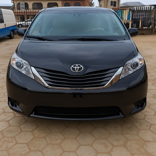 TOYOTA SIENNA LE 2011  7 PASSENGER BLACK FOR SALE IN LAGOS
