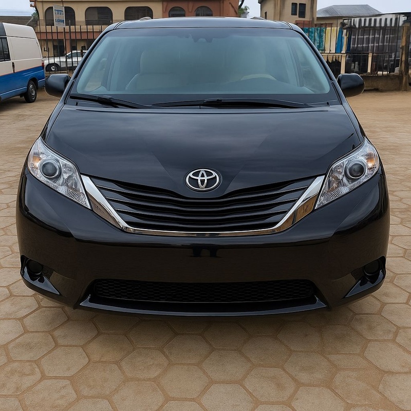 TOYOTA SIENNA LE 2011  7 PASSENGER BLACK FOR SALE IN LAGOS image