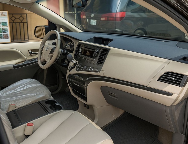 TOYOTA SIENNA LE 2011  7 PASSENGER BLACK FOR SALE IN LAGOS