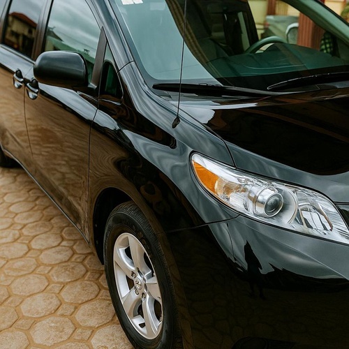 TOYOTA SIENNA LE 2011  7 PASSENGER BLACK FOR SALE IN LAGOS