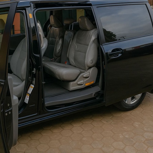 TOYOTA SIENNA LE 2011  7 PASSENGER BLACK FOR SALE IN LAGOS