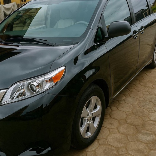 TOYOTA SIENNA LE 2011  7 PASSENGER BLACK FOR SALE IN LAGOS
