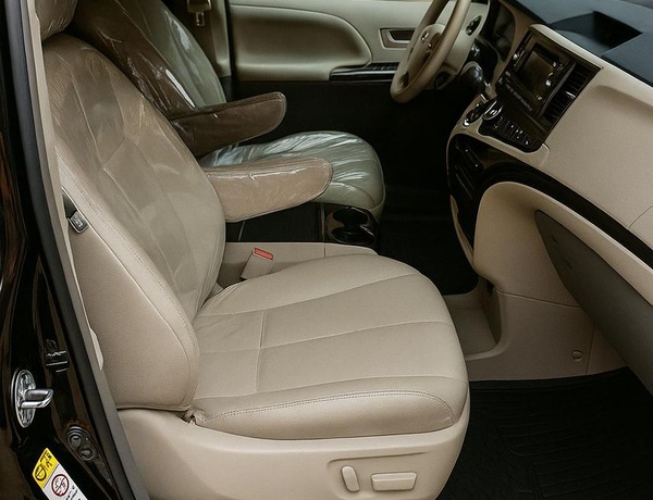 TOYOTA SIENNA LE 2011  7 PASSENGER BLACK FOR SALE IN LAGOS