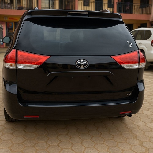 TOYOTA SIENNA LE 2011  7 PASSENGER BLACK FOR SALE IN LAGOS