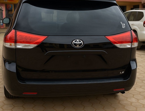 TOYOTA SIENNA LE 2011  7 PASSENGER BLACK FOR SALE IN LAGOS