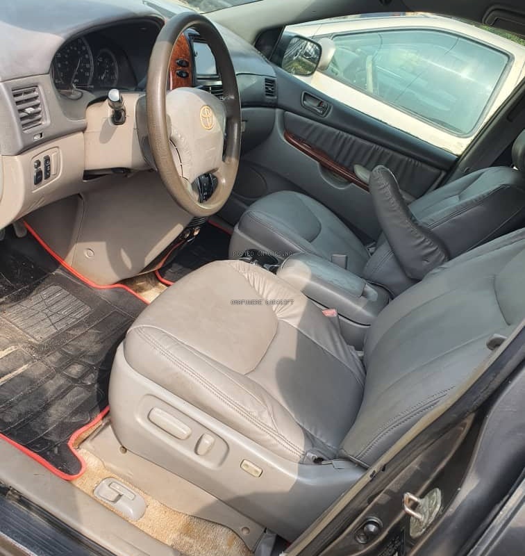 Toyota  Sienna XLE 2005 for Sale In Lagos image
