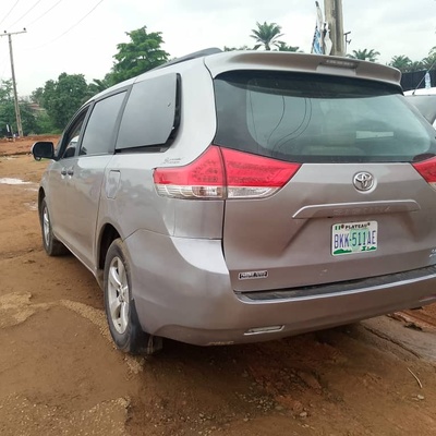 Nigerian used Toyota Sienna 2011 model for sale in lagos.