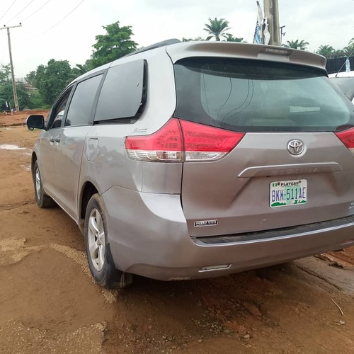 Nigerian used Toyota Sienna 2011 model for sale in lagos.