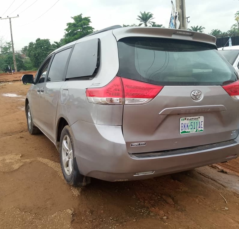 Nigerian used Toyota Sienna 2011 model for sale in lagos. image