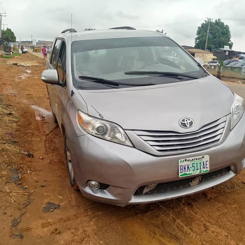 Nigerian used Toyota Sienna 2011 model for sale in lagos.