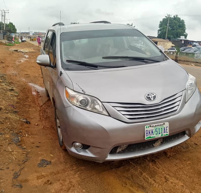 Nigerian used Toyota Sienna 2011 model for sale in lagos. image