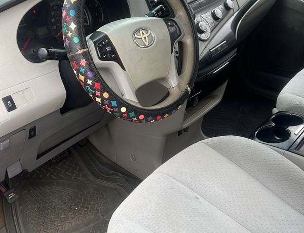 TOYOTA SIENNA 2012  FOR SALE IN LAGOS