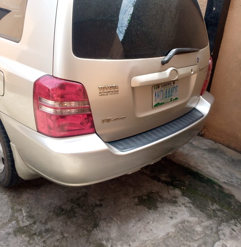 Nigerian used Toyota Highlander 2002 for sale in Ikosi-Ketu image