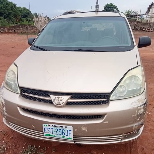 Nigerian Used Toyota Sienna 05/06 for sale in ikorodu, Lagos