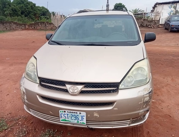 Nigerian Used Toyota Sienna 05/06 for sale in ikorodu, Lagos