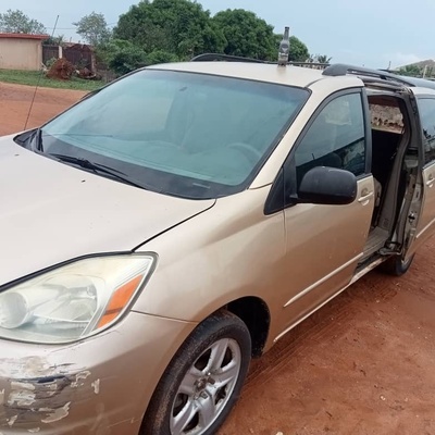 Nigerian Used Toyota Sienna 05/06 for sale in ikorodu, Lagos