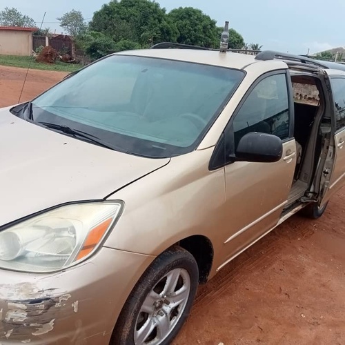 Nigerian Used Toyota Sienna 05/06 for sale in ikorodu, Lagos