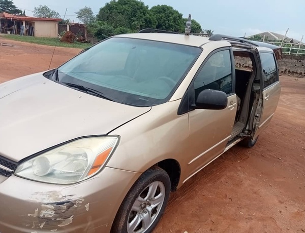 Nigerian Used Toyota Sienna 05/06 for sale in ikorodu, Lagos