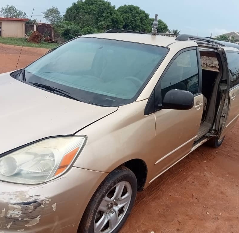 Nigerian Used Toyota Sienna 05/06 for sale in ikorodu, Lagos image