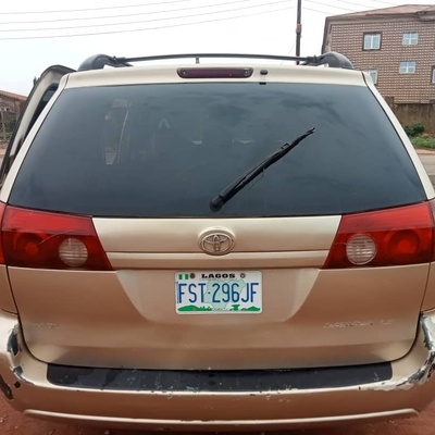 Nigerian Used Toyota Sienna 05/06 for sale in ikorodu, Lagos