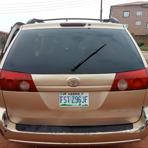 Nigerian Used Toyota Sienna 05/06 for sale in ikorodu, Lagos