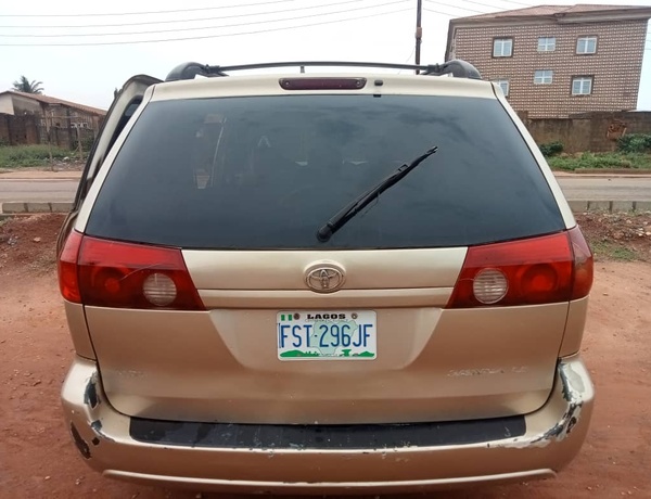 Nigerian Used Toyota Sienna 05/06 for sale in ikorodu, Lagos