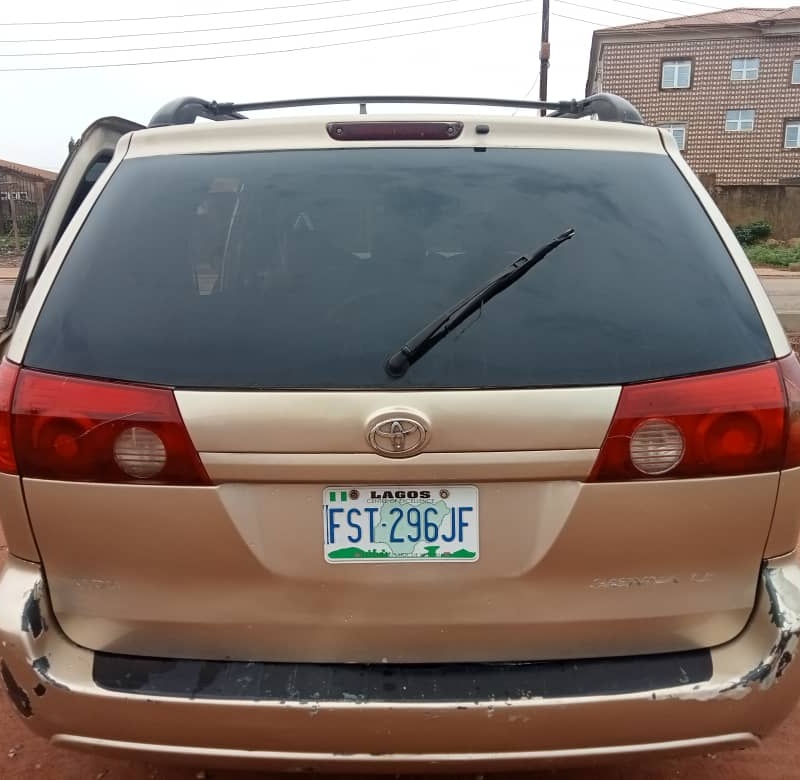 Nigerian Used Toyota Sienna 05/06 for sale in ikorodu, Lagos image