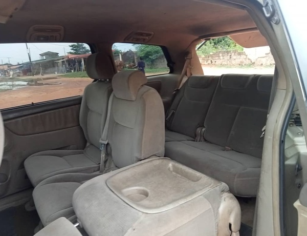 Nigerian Used Toyota Sienna 05/06 for sale in ikorodu, Lagos