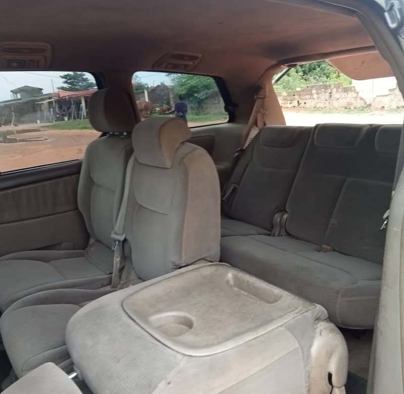 Nigerian Used Toyota Sienna 05/06 for sale in ikorodu, Lagos image
