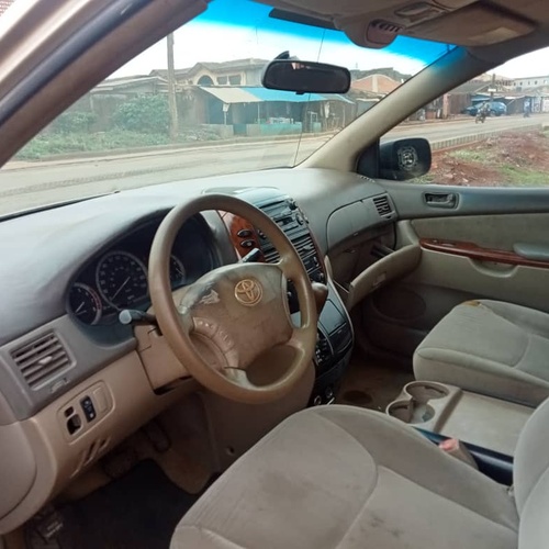 Nigerian Used Toyota Sienna 05/06 for sale in ikorodu, Lagos