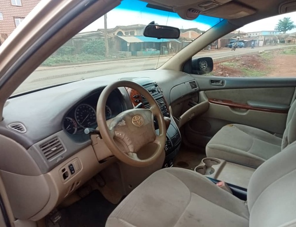 Nigerian Used Toyota Sienna 05/06 for sale in ikorodu, Lagos