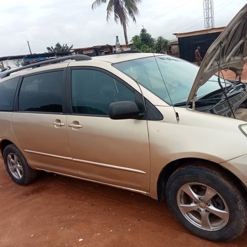 Nigerian Used Toyota Sienna 05/06 for sale in ikorodu, Lagos