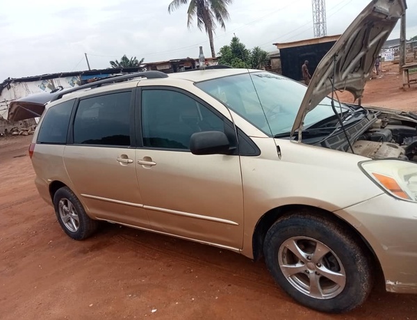 Nigerian Used Toyota Sienna 05/06 for sale in ikorodu, Lagos