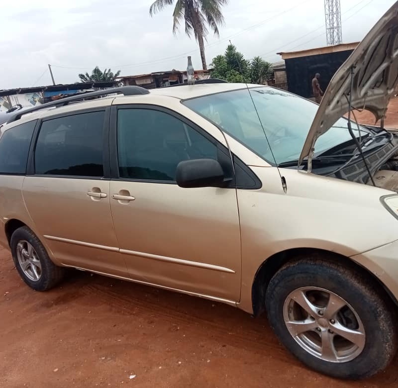 Nigerian Used Toyota Sienna 05/06 for sale in ikorodu, Lagos image