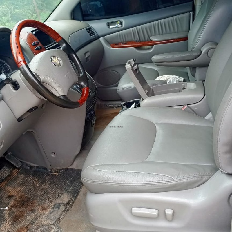 2005 Toyota Siena XLE for Sale In Abuja Gwarimpa image