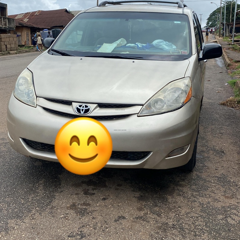 Nigerian Used Toyota Sienna 2008 for sale in Ilaro, Ogun image