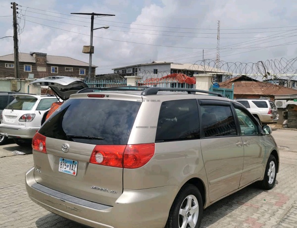 Foreign Used Toyota Sienna XLE for Sale In Lagos